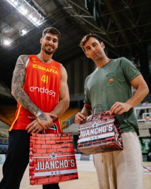 Juancho Hernangómez Instagram - 🔥 SORTEAMOS ALGO ÚNICO... 🔥

🏀 Nuestro querido Juancho Hernangómez, estrella de basket español, ha firmado una camiseta de la @baloncestoesp para el MEJOR JUANCHONISTA y ¡tú puedes serlo y tenerla en tu casa!

¿QUÉ DOS COSAS HAY QUE HACER?

1️⃣ Dejar un comentario con la palabra CAMISETA para que te pasemos después por DM un formulario sencillo para participar en el sorteo

2️⃣ Hacer un pedido con al menos una 🍔 La Madafaka (la edición especial diseñada por @juanchiviris41) y guardar el ticket. Puede ser en local, por @glovo_es o por nuestra web. 

*️⃣ MUY IMPORTANTE: cada pedido es una participación, puedes rellenar tantas veces como pedidos con al menos 1 Madafaka hagas... Y así tendrás más posibilidades

🏀 Además, si eres del JUANCHONISTAS CLUB, ¡cada participación tuya vale doble! Si no eres y quieres formar parte, dinos por DM cuando te escribamos

💚 Ya estás más cerca de tener la camiseta firmada de la selección y de disfrutar tanto como @delaricajuan y @juanchiviris41 en la cancha

#pasiónporlacarne #juanchosbbq #JuanchoXJuanchos #sorteocamiseta #baloncestoespaña #YoComoJuancho #JUANCHONISTAS #JuanchosEnCasa
