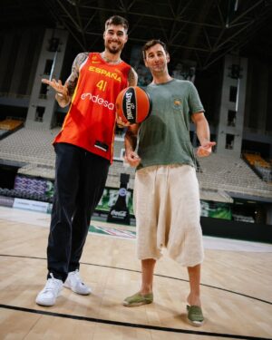 Juancho Hernangómez Instagram - 🔥 SORTEAMOS ALGO ÚNICO... 🔥

🏀 Nuestro querido Juancho Hernangómez, estrella de basket español, ha firmado una camiseta de la @baloncestoesp para el MEJOR JUANCHONISTA y ¡tú puedes serlo y tenerla en tu casa!

¿QUÉ DOS COSAS HAY QUE HACER?

1️⃣ Dejar un comentario con la palabra CAMISETA para que te pasemos después por DM un formulario sencillo para participar en el sorteo

2️⃣ Hacer un pedido con al menos una 🍔 La Madafaka (la edición especial diseñada por @juanchiviris41) y guardar el ticket. Puede ser en local, por @glovo_es o por nuestra web. 

*️⃣ MUY IMPORTANTE: cada pedido es una participación, puedes rellenar tantas veces como pedidos con al menos 1 Madafaka hagas... Y así tendrás más posibilidades

🏀 Además, si eres del JUANCHONISTAS CLUB, ¡cada participación tuya vale doble! Si no eres y quieres formar parte, dinos por DM cuando te escribamos

💚 Ya estás más cerca de tener la camiseta firmada de la selección y de disfrutar tanto como @delaricajuan y @juanchiviris41 en la cancha

#pasiónporlacarne #juanchosbbq #JuanchoXJuanchos #sorteocamiseta #baloncestoespaña #YoComoJuancho #JUANCHONISTAS #JuanchosEnCasa