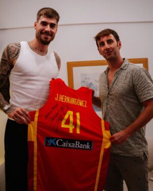 Juancho Hernangómez Instagram - 🔥 SORTEAMOS ALGO ÚNICO... 🔥

🏀 Nuestro querido Juancho Hernangómez, estrella de basket español, ha firmado una camiseta de la @baloncestoesp para el MEJOR JUANCHONISTA y ¡tú puedes serlo y tenerla en tu casa!

¿QUÉ DOS COSAS HAY QUE HACER?

1️⃣ Dejar un comentario con la palabra CAMISETA para que te pasemos después por DM un formulario sencillo para participar en el sorteo

2️⃣ Hacer un pedido con al menos una 🍔 La Madafaka (la edición especial diseñada por @juanchiviris41) y guardar el ticket. Puede ser en local, por @glovo_es o por nuestra web. 

*️⃣ MUY IMPORTANTE: cada pedido es una participación, puedes rellenar tantas veces como pedidos con al menos 1 Madafaka hagas... Y así tendrás más posibilidades

🏀 Además, si eres del JUANCHONISTAS CLUB, ¡cada participación tuya vale doble! Si no eres y quieres formar parte, dinos por DM cuando te escribamos

💚 Ya estás más cerca de tener la camiseta firmada de la selección y de disfrutar tanto como @delaricajuan y @juanchiviris41 en la cancha

#pasiónporlacarne #juanchosbbq #JuanchoXJuanchos #sorteocamiseta #baloncestoespaña #YoComoJuancho #JUANCHONISTAS #JuanchosEnCasa