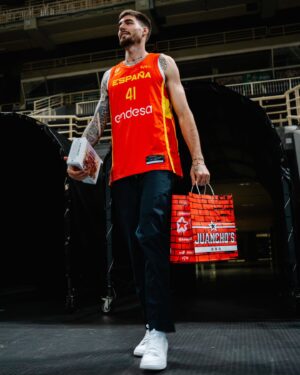 Juancho Hernangómez Instagram - 🔥 SORTEAMOS ALGO ÚNICO... 🔥

🏀 Nuestro querido Juancho Hernangómez, estrella de basket español, ha firmado una camiseta de la @baloncestoesp para el MEJOR JUANCHONISTA y ¡tú puedes serlo y tenerla en tu casa!

¿QUÉ DOS COSAS HAY QUE HACER?

1️⃣ Dejar un comentario con la palabra CAMISETA para que te pasemos después por DM un formulario sencillo para participar en el sorteo

2️⃣ Hacer un pedido con al menos una 🍔 La Madafaka (la edición especial diseñada por @juanchiviris41) y guardar el ticket. Puede ser en local, por @glovo_es o por nuestra web. 

*️⃣ MUY IMPORTANTE: cada pedido es una participación, puedes rellenar tantas veces como pedidos con al menos 1 Madafaka hagas... Y así tendrás más posibilidades

🏀 Además, si eres del JUANCHONISTAS CLUB, ¡cada participación tuya vale doble! Si no eres y quieres formar parte, dinos por DM cuando te escribamos

💚 Ya estás más cerca de tener la camiseta firmada de la selección y de disfrutar tanto como @delaricajuan y @juanchiviris41 en la cancha

#pasiónporlacarne #juanchosbbq #JuanchoXJuanchos #sorteocamiseta #baloncestoespaña #YoComoJuancho #JUANCHONISTAS #JuanchosEnCasa