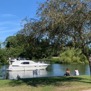 Judi Shekoni Instagram - Who knew England had a south of France ? 🥰@the_great_house #holiday #england #englishsummer #river #hotel #hotels #travel #baby #dog #family #familytravel