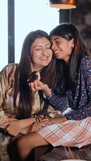 Juhi Parmar Instagram - Mera Har I Love You starts and ends with my Samairra, she’s my world! But watch our twist till the end! Samairra loves donuts, what’s your favourite? Comment below would love to know.
.
.
📍@truetrammtrunk