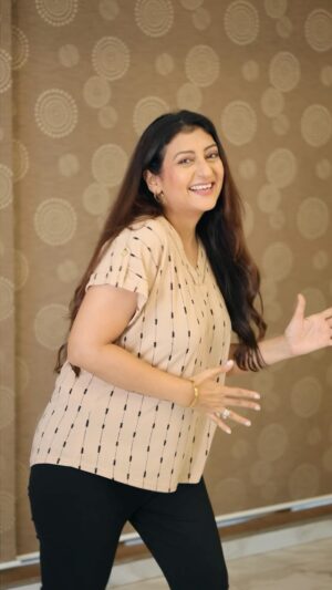 Juhi Parmar Instagram - When the song is so much fun that you have too much fun while shooting it 🎵🤪😸
#RetroWithJuhi #ClassicFun #dance #dancelover #bollywood #bollywoodsongs