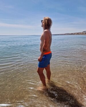 Jukka Hildén Instagram - Men and their balls! Had an incredible trip to @rolexmontecarlomasters Tennis tournament! Big thanks to Wolrds best licorice @kouvolanlakritsi and @kallesalm for organizing the trip! 

Also check out how her @chachigonzales beautifull baby bump is growing... you think its a boy or girl or quadriplets? 😁😁😁❤️

Calm before the fifth child storm kinda trip. And sun. Also got my hands on some pretty serious racket.

Have a beautifull day 🤟⚡️🔥