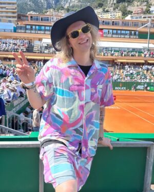 Jukka Hildén Instagram - Men and their balls! Had an incredible trip to @rolexmontecarlomasters Tennis tournament! Big thanks to Wolrds best licorice @kouvolanlakritsi and @kallesalm for organizing the trip! 

Also check out how her @chachigonzales beautifull baby bump is growing... you think its a boy or girl or quadriplets? 😁😁😁❤️

Calm before the fifth child storm kinda trip. And sun. Also got my hands on some pretty serious racket.

Have a beautifull day 🤟⚡️🔥