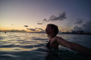 Julia Aks Instagram - sunset swim.
📷 @mike_gan