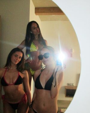 Julia Carlile Instagram - Holiday highlights👙🌞