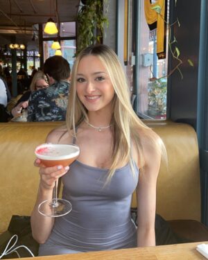Julia Carlile Instagram - Bank holiday weekend = cocktails🍹💖