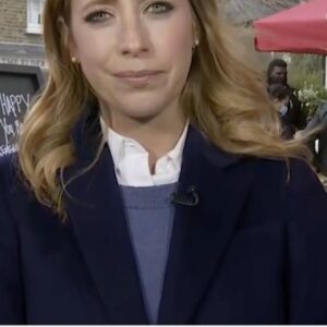 Julia Chatterley Instagram - Britons form long queues at shops & pubs as England eases out of lockdown. 

@annastewartcnn joins me live from #London where not even snow can stop eager Londoners from enjoying a pint! 🍻🥂 

#england #lockdown #bars #shopping #covid19 #coronavirus #pandemic #cheers #england🇬🇧 #reopening #london🇬🇧