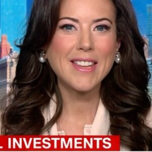 Julia Chatterley Instagram - Yes, if activity on @stockx is anything to go by! 

My conversation with #StockX CEO @scottcutler_stockx on next generation investing and viewing sneakers/collectibles as alternative assets 👟🤔

(Anyone else completely mesmerized by the floating, spinning shoe behind him!? Need my own! 👠🤣)

#sneakerhead #investing #collectibles #sneakers #sneakernews #sneakerheads #investment #crypto