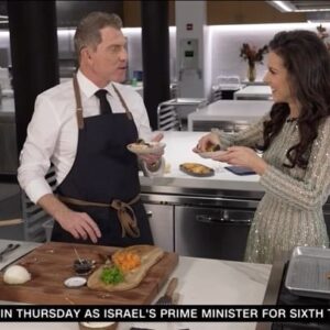 Julia Chatterley Instagram - Chef Chatterley? 

In case you missed our NYE special… @bobbyflay and I plated the perfect New Year’s Eve party dish — potato pancakes! 

The Chef, Restaurateur and TV Host welcomed us into the @foodnetwork kitchen to teach us the steps 👩🏻‍🍳 🥔 🥂 ✨