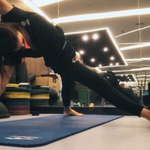 Julia Dujmovits Instagram - made it to 🇨🇳 🐻‍❄️ ✌🏻 #postflightstretch ✈️ 

@olympic_team_austria 🇦🇹