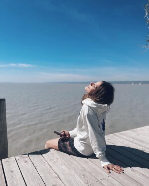 Julia Dujmovits Instagram - SUNKISSED. The feeling of holiday on a work day 🌞 Somehow Burgenland is slowing down time magically @visitburgenland ❤️ Thanks to @voglundco, @sandrathiertv for the good vibes💥

#videodreh #neusiedlersee #entspannen #breathe #relax #sonnetanken #yoga #see