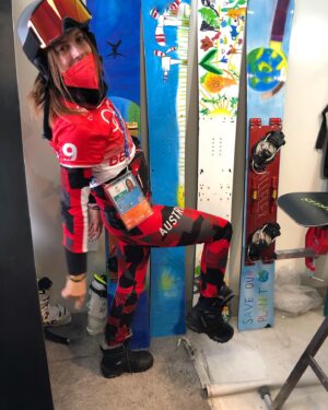 Julia Dujmovits Instagram - Ready for tomorrow - only good vibes 💙☀️✨ ❄️ 

Wie cool sind die Snowboards? :) Designed von burgenländischen Volksschulkindern 💙💙💙 Hugs to all of you. ✨☀️ 

#followthesun #olympics #burgenland #designforfuture 🌍 
#aloha