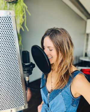 Julia Dujmovits Instagram - SUNKISSED. The feeling of holiday on a work day 🌞 Somehow Burgenland is slowing down time magically @visitburgenland ❤️ Thanks to @voglundco, @sandrathiertv for the good vibes💥

#videodreh #neusiedlersee #entspannen #breathe #relax #sonnetanken #yoga #see