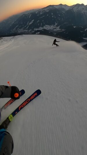 Julia Dujmovits Instagram - For the soul 🏔🌙 ♥️

#snowboarding #sunset @samsungaustria #austria #moments #nature #planetearth  #lovelifelivelife #moonlight