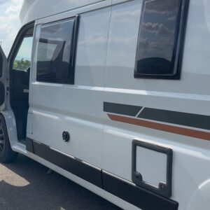 Julia Dujmovits Instagram - Life is an adventure with @kledo_reisemobile 👣 #homesweethome #endlesssummer @visitburgenland 🌞