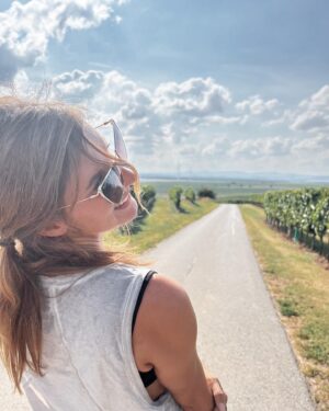 Julia Dujmovits Instagram - Life is an adventure with @kledo_reisemobile 👣 #homesweethome #endlesssummer @visitburgenland 🌞