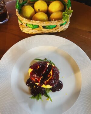 Júlia Gomes Instagram - Quinta feira alto astral! Curtir o dia aqui é especial! Hoje aproveitei um pouco pra observar essa vista linda e depois fui almoçar no restaurante @da.marino 🍋 Fui me sentir no sul da italia mas sem sair do charmoso Rio de Janeiro! Amei conhecer 💙✨