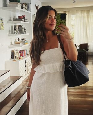Júlia Gomes Instagram - Quinta feira alto astral! Curtir o dia aqui é especial! Hoje aproveitei um pouco pra observar essa vista linda e depois fui almoçar no restaurante @da.marino 🍋 Fui me sentir no sul da italia mas sem sair do charmoso Rio de Janeiro! Amei conhecer 💙✨