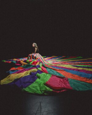 Julia Holter Instagram - behind the scenes of “Spinning” video by @giraffestudios 🎠🎠🎠

photos: @giraffestudios