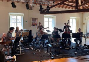 Julia Holter Instagram - tomorrow, Sun Jul 30 at 20:00 @tashiwada and I will be performing a new program we’ve been rehearsing with the ensemble Take Off via @teatrogrande at the Teatro Romano di Brescia. It will be a special night in the ancient ruins 
🪐🦌🎹🖖
Grazie Take Off and Teatro Grande! 
(link in bio)

L’ensemble stabile Take Off, nato nel 2016 grazie a una collaborazione tra la Fondazione del Teatro Grande di Brescia, il compositore Mauro Montalbetti e il polistrumentista e improvvisatore Emanuele Maniscalco, agisce in territori che spaziano dal jazz alla musica d’arte contemporanea, dal pop alla sperimentazione, dal rock all’elettronica. In occasione di “Brescia e Bergamo Capitali della Cultura 2023”, l’ensemble ha in programma due importanti progetti di residenza artistica uno a Brescia e uno a Bergamo. Per l’appuntamento bresciano vedremo l’ensemble esibirsi con la cantante, autrice e compositrice californiana Julia Holter e con il compositore e polistrumentista Tashi Wada. Pur essendo artisti diversi tra loro come esperienze e ambito di appartenenza, tutti gli artisti condividono la voglia di mettersi in gioco attraverso forme musicali non convenzionali, tra la canzone e il collage sonoro, tra echi minimalisti, jazz e lirismo cameristico.

Daniele Richiedei (violino)
Emanuele Maniscalco (batteria, tastiere)
Fulvio Sigurtà (tromba, live electronics)
Gabriele Rubino (clarinetti)
Giacomo Papetti (basso elettrico)
Giulio Corini (contrabbasso)
Massimiliano Milesi (sassofono tenore)

Tashi Wada (sintetizzatore)
Julia Holter (voce, pianoforte)

Musiche di Julia Holter e Tashi Wada

In caso di maltempo l’evento si sposterà nel Salone delle Scenografie del Teatro Grande con ingresso da via Paganora 19. L’orario di inizio resta invariato