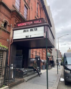 Julia Holter Instagram - so happy to play @websterhall tonight in NY with @nkariuki_ 
celestial band @thee_bass_witch @beth_goodfellow @tashiwada @kennethjohngilmore and very special guests @xasopheno on sax and vocalists @gemmacastro__ @nkariuki_ and @frincess 🌺🌺🌺
projected video by @dicky_bahto 
thank you to amazing tour manager @danni_lanni
see you soon 🌈