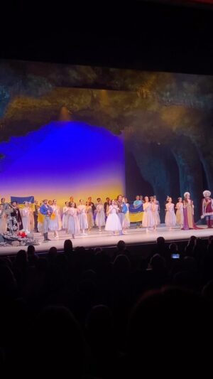 Julia Ioffe Instagram - Choreographer Alexei Ratmansky said he wanted the dancers of the United Ukrainian Ballet, dancers from all over Ukraine who fled when Russia invaded, to feel like artists, not refugees. They achieved it magnificently and with such grace. Here is the cast singing the Ukrainian national anthem. 🇺🇦
