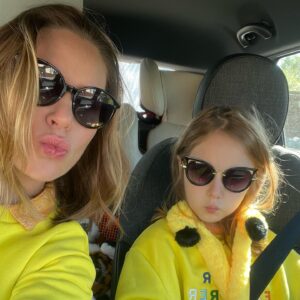 Julia Melnikova Instagram - Как уютно сегодня мы с Елизаветой ехали ранним утром, с @yandex.go в мягких и ярких свитшотах @momsetproject 
Очень классная коллаборация получилась!!! Коллекция капсюльная , их всего 20 штук, условия конкурса на странице @momsetproject 
Желаем вам удачи и отличного дня!