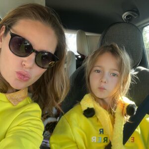 Julia Melnikova Instagram - Как уютно сегодня мы с Елизаветой ехали ранним утром, с @yandex.go в мягких и ярких свитшотах @momsetproject 
Очень классная коллаборация получилась!!! Коллекция капсюльная , их всего 20 штук, условия конкурса на странице @momsetproject 
Желаем вам удачи и отличного дня!