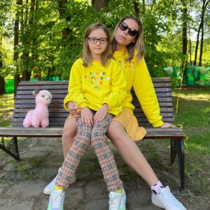 Julia Melnikova Instagram - Как уютно сегодня мы с Елизаветой ехали ранним утром, с @yandex.go в мягких и ярких свитшотах @momsetproject 
Очень классная коллаборация получилась!!! Коллекция капсюльная , их всего 20 штук, условия конкурса на странице @momsetproject 
Желаем вам удачи и отличного дня!