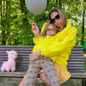 Julia Melnikova Instagram - Как уютно сегодня мы с Елизаветой ехали ранним утром, с @yandex.go в мягких и ярких свитшотах @momsetproject 
Очень классная коллаборация получилась!!! Коллекция капсюльная , их всего 20 штук, условия конкурса на странице @momsetproject 
Желаем вам удачи и отличного дня!