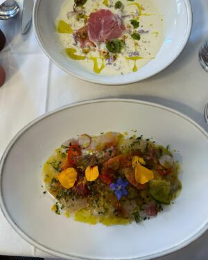 Julia Molkhou Instagram - Oh la bonne idée de @juanarbelaezchef d’ouvrir un bistrot français sur les grands-boulevards! @babillerestaurant est probablement l’endroit idéal pour déjeuner entre copains ou diner en grande tablée avant de filer au @rexclub danser toute la nuit. Velouté Dubarry, poireaux mimosa, fois gras ou carpaccio de dorade me tendaient les bras parmi les entrées. Quant aux plats, j’ai mis du temps à me decider. Entrecote sauce au poivre frites (trop cochon), pavé de truite-épinards (trop sage), allez banco une fois n’est pas coutume, jouons la comme veggie et prenons le risotto de quinoa, lait de coco et basilic. Et bien je n’ai pas regretté! Tendre, suave, savoureux, c’était bon et délicat, parfait pour redonner des couleurs à un jeudi un peu moisi. Et ne pas totalement flinguer les palper-rouler que me fait @karenserenitylife 🫣En revanche, la prochaine fois, je ferai fois gras/ entrecote. J’annonce!