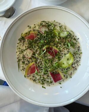 Julia Molkhou Instagram - Oh la bonne idée de @juanarbelaezchef d’ouvrir un bistrot français sur les grands-boulevards! @babillerestaurant est probablement l’endroit idéal pour déjeuner entre copains ou diner en grande tablée avant de filer au @rexclub danser toute la nuit. Velouté Dubarry, poireaux mimosa, fois gras ou carpaccio de dorade me tendaient les bras parmi les entrées. Quant aux plats, j’ai mis du temps à me decider. Entrecote sauce au poivre frites (trop cochon), pavé de truite-épinards (trop sage), allez banco une fois n’est pas coutume, jouons la comme veggie et prenons le risotto de quinoa, lait de coco et basilic. Et bien je n’ai pas regretté! Tendre, suave, savoureux, c’était bon et délicat, parfait pour redonner des couleurs à un jeudi un peu moisi. Et ne pas totalement flinguer les palper-rouler que me fait @karenserenitylife 🫣En revanche, la prochaine fois, je ferai fois gras/ entrecote. J’annonce!