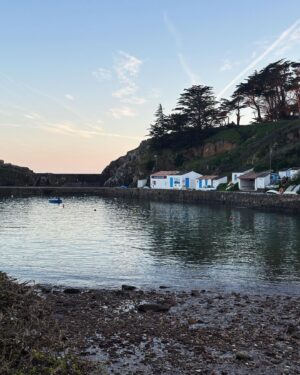 Julia Molkhou Instagram - C’est si joli et si poétique le petit port de la Meule… je me sens bien à l’Ile d’Yeu. Un peu comme si je devenais quelqu’un d’autre. Et que je n’habitais plus notre époque…