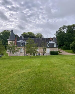 Julia Molkhou Instagram - Le château de l’Estang au pied de Sancerre, est un endroit merveilleux, chargé d’histoire. Artistes contemporains y croisent pianos rares et meubles du 17eme. Ici on fait aussi du vin et du très bon. Les deux cuvées que sont « Lestang 1573 Tradition » et « L’illustre Voyageur » sont à la hauteur de l’élégance de ce domaine. Et si les 2021 étaient déjà formidables, les 2022 sont une promesse de lendemains qui chantent… vivement la suite! @lestang1573