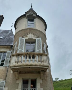 Julia Molkhou Instagram - Le château de l’Estang au pied de Sancerre, est un endroit merveilleux, chargé d’histoire. Artistes contemporains y croisent pianos rares et meubles du 17eme. Ici on fait aussi du vin et du très bon. Les deux cuvées que sont « Lestang 1573 Tradition » et « L’illustre Voyageur » sont à la hauteur de l’élégance de ce domaine. Et si les 2021 étaient déjà formidables, les 2022 sont une promesse de lendemains qui chantent… vivement la suite! @lestang1573