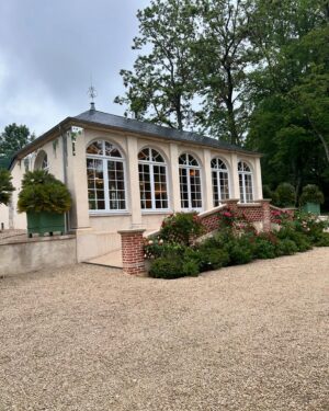 Julia Molkhou Instagram - Le château de l’Estang au pied de Sancerre, est un endroit merveilleux, chargé d’histoire. Artistes contemporains y croisent pianos rares et meubles du 17eme. Ici on fait aussi du vin et du très bon. Les deux cuvées que sont « Lestang 1573 Tradition » et « L’illustre Voyageur » sont à la hauteur de l’élégance de ce domaine. Et si les 2021 étaient déjà formidables, les 2022 sont une promesse de lendemains qui chantent… vivement la suite! @lestang1573