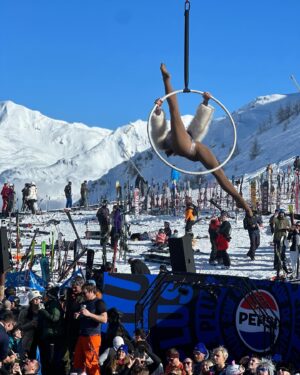 Julia Molkhou Instagram - Et encore là, je n’étais pas super en forme. 😂😂😂 (Mon rêve d’avoir cette grâce- en lieu et place de cette graisse🙄🫣😂)! La @foliedoucevaldisere en tout cas, ne lésine pas sur les moyens pour faire kiffer ses clients! Même un lundi!