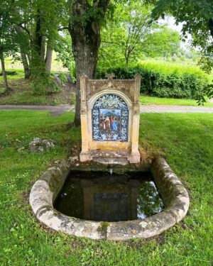 Julia Molkhou Instagram - Le château de l’Estang au pied de Sancerre, est un endroit merveilleux, chargé d’histoire. Artistes contemporains y croisent pianos rares et meubles du 17eme. Ici on fait aussi du vin et du très bon. Les deux cuvées que sont « Lestang 1573 Tradition » et « L’illustre Voyageur » sont à la hauteur de l’élégance de ce domaine. Et si les 2021 étaient déjà formidables, les 2022 sont une promesse de lendemains qui chantent… vivement la suite! @lestang1573