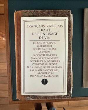Julia Molkhou Instagram - Le château de l’Estang au pied de Sancerre, est un endroit merveilleux, chargé d’histoire. Artistes contemporains y croisent pianos rares et meubles du 17eme. Ici on fait aussi du vin et du très bon. Les deux cuvées que sont « Lestang 1573 Tradition » et « L’illustre Voyageur » sont à la hauteur de l’élégance de ce domaine. Et si les 2021 étaient déjà formidables, les 2022 sont une promesse de lendemains qui chantent… vivement la suite! @lestang1573