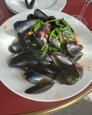 Julia Molkhou Instagram - On ne le dira jamais assez, chez @amatxi_paris c’est bon et c’est vraiment sympa! Venez y à deux, à quatre ou à vingt, vous serez toujours aussi bien reçus!