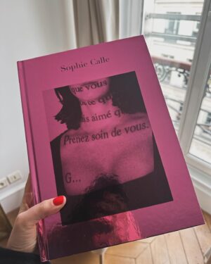 Julia Molkhou Instagram - Et c’est ainsi que 107 femmes- traductrice, avocate, élève de primaire, philosophe, dessinatrice, actrice, animatrice radio, magicienne et j’en passe- ont pris ce texte, ce mail de rupture et lui ont donné une vie et une hauteur de vue plus surprenante et plus inattendue que ce à quoi ce texte assez pauvre semblait destiné. C’est à dire la poubelle, bien que mouillé de larmes et de restes d’amour propre. De ce mail assez minable, elles ont réussi à créer ensemble sous la direction de Sophie Calle, un trésor de poésie, de drôlerie et de fantaisie.
