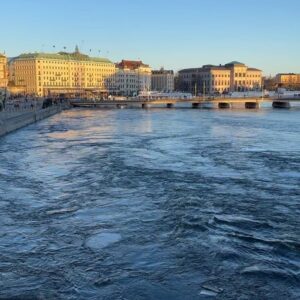Julia Molkhou Instagram - Dépaysement total et rencontres mémorables lors de ce voyage en Suède et en Laponie suédoise. Arrivés à Stockholm, nous avons ensuite pris un train de nuit pour Luleö où nous attendait Cedric, le musher de @laponiemush . Après ce sont 7jours au coeur de la vie de Lisa et Cédric, au contact de leurs chiens, au rythme des journées dont l’ensoleillement est encore timide. Attelage, pêche sur glace, raquettes, motoneige et j’en passe. Une semaine que l’on n’oubliera pas. Merci Cédric, Lisa et Evan. C’était franchement génial de partir à la chasse aux aurores boréales avec vous. Mais faudra qu’on revienne rapport à… oui, bon, on n’en a pas vu une seule😂 alors on reviendra!