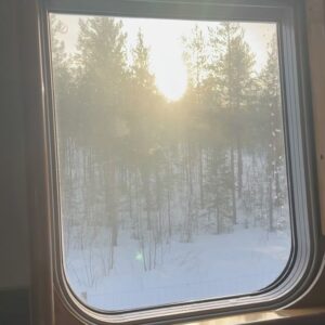 Julia Molkhou Instagram - Dépaysement total et rencontres mémorables lors de ce voyage en Suède et en Laponie suédoise. Arrivés à Stockholm, nous avons ensuite pris un train de nuit pour Luleö où nous attendait Cedric, le musher de @laponiemush . Après ce sont 7jours au coeur de la vie de Lisa et Cédric, au contact de leurs chiens, au rythme des journées dont l’ensoleillement est encore timide. Attelage, pêche sur glace, raquettes, motoneige et j’en passe. Une semaine que l’on n’oubliera pas. Merci Cédric, Lisa et Evan. C’était franchement génial de partir à la chasse aux aurores boréales avec vous. Mais faudra qu’on revienne rapport à… oui, bon, on n’en a pas vu une seule😂 alors on reviendra!