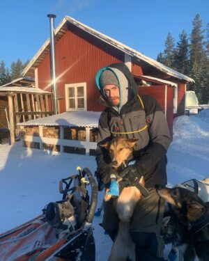 Julia Molkhou Instagram - Vous je ne sais pas, mais moi j’ai eu la chance de passer une partie de mon après-midi avec Cédric Lemoine, musher et propriétaire de @laponiemush . Il m’a raconté son enfance, son parcours comme chef cuisinier avant sa rencontre avec les chiens et les traineaux. C’était très émouvant, très singulier aussi. Et ce sera donc à découvrir lundi dans #TQDH biensur!