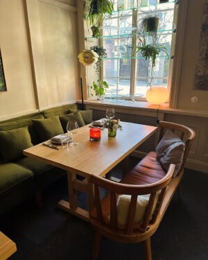Julia Molkhou Instagram - Déjeuner à Stockholm sur les conseils précieux d’ @astridlorand et découvrir @etthemstockholm . Un hotel restaurant comme on en croise rarement. Un endroit pensé comme une maison (Ett Hem en suédois) où nous a été servi un déjeuner des plus raffinés. Boeuf, poisson, champignons et fromage, pavlova aux agrumes. Je ne sais plus vous dire ce qu’il y avait à chaque fois dans nos assiettes mais je peux vous dire la précision de la cuisine et des assaisonnements, la justesse des proportions, le service chaleureux et l’envie d’y retourner bientôt et pour un plus long moment. Le voyage ne fait que commencer… et il commence subliment bien. Notez bien cette adresse et pensez à réserver! (PS: mon gilet, parfaitement adapté à l’endroit bien qu’il soit norvégien, c’est chez @shopdetoujours que je l’ai acheté!)