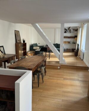 Julia Molkhou Instagram - À louer pour de courtes périodes: duplex de 70m2, rue Traversière 75012. Cuisine, salle à manger, salon, une salle de douche, toilette et dressing au 1er niveau. À l’étage, une grande chambre sous les toits, un dressing et une salle de bain, avec baignoire et toilette. Plus d’infos en MP.