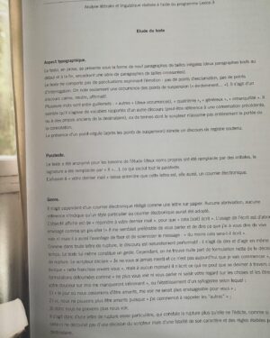 Julia Molkhou Instagram - Et c’est ainsi que 107 femmes- traductrice, avocate, élève de primaire, philosophe, dessinatrice, actrice, animatrice radio, magicienne et j’en passe- ont pris ce texte, ce mail de rupture et lui ont donné une vie et une hauteur de vue plus surprenante et plus inattendue que ce à quoi ce texte assez pauvre semblait destiné. C’est à dire la poubelle, bien que mouillé de larmes et de restes d’amour propre. De ce mail assez minable, elles ont réussi à créer ensemble sous la direction de Sophie Calle, un trésor de poésie, de drôlerie et de fantaisie.