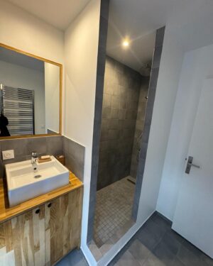 Julia Molkhou Instagram - À louer pour de courtes périodes: duplex de 70m2, rue Traversière 75012. Cuisine, salle à manger, salon, une salle de douche, toilette et dressing au 1er niveau. À l’étage, une grande chambre sous les toits, un dressing et une salle de bain, avec baignoire et toilette. Plus d’infos en MP.